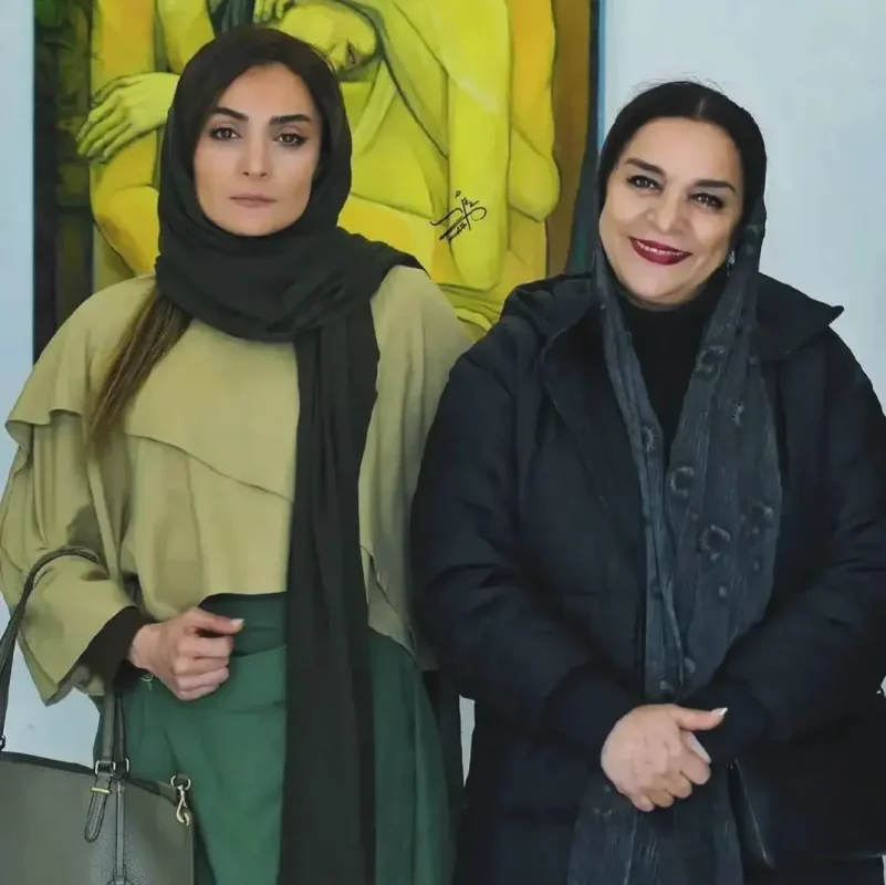 خبر روز | ارسطو پایتخت و همسرش در نمایشگاه پارسا پیروزفر 3 این تصویر دارای صفت خالی alt است؛ نام پروندهٔ آن %D8%AA%D9%87%D9%85%DB%8C%D9%86%D9%87-%D9%85%DB%8C%D9%84%D8%A7%D9%86%DB%8C-3-801x800.webp است