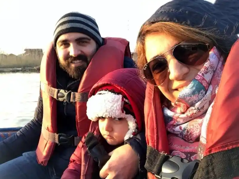 تصویر روز | عکس «مسعود» بچه مهندس با همسرش بنفشه صمدی و پسرشان در قایق 0 181