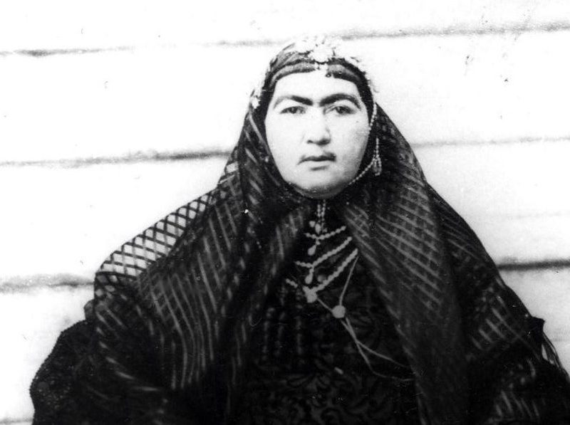 اسب‌سواری «انیس‌الدوله، سوگلی ناصرالدین‌شاه» با چادر و روبنده در فیروزکوه