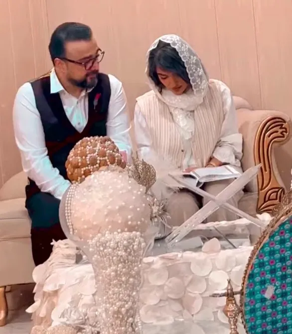 خبر روز | عکس جدید منتشرشده از مونا کرمی و سپند امیرسلیمانی در مراسم عقدشان 055495155