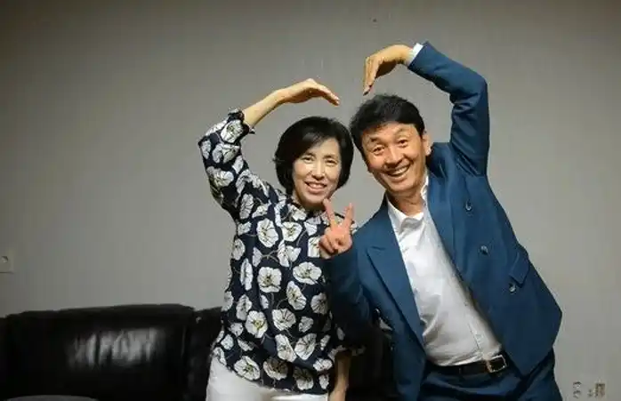 خبر روز | عکس مشاور جوسا 12 سال بعد از سریال جومونگ در کنار همسرش 1 1553