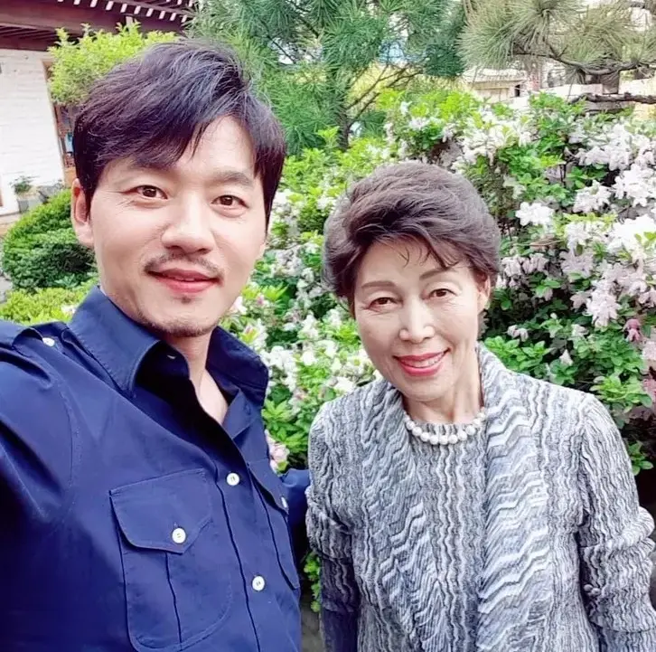 تصویر روز | «تسو» و مادر واقعیاش در یک جشنواره فیلم؛ ۱۳ سال بعد از سریال «جومونگ» 1 1606