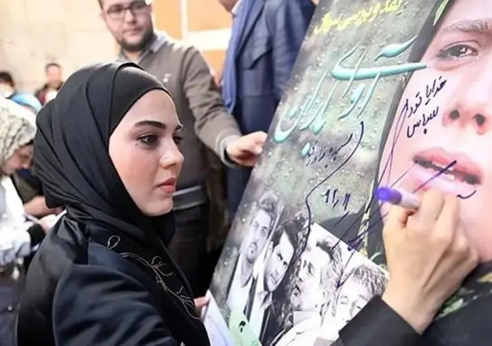 آزاده زارعی در نقش «باران» در حال امضای پوستر سریال «آوای باران» در یک مراسم 1 2 7