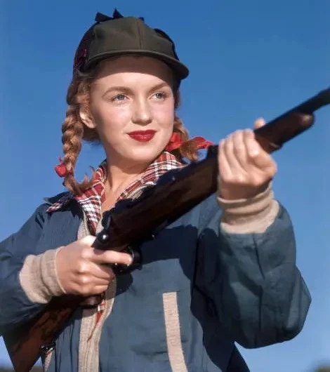 سفر در زمان| عکس جوانی «مریلین مونرو» همراه با یک اسلحه در کالیفرنیا؛ سال 1324 103 28