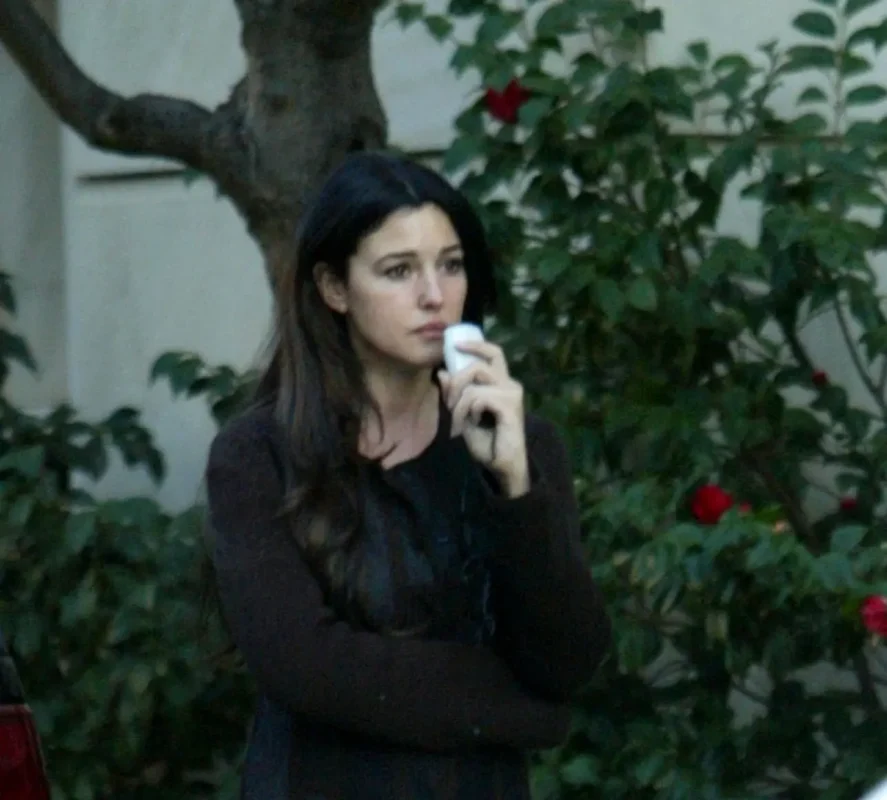 خبر روز | عکس دیدنی مونیکا بلوچی در حال مکالمه تلفنی در کنار خیابانی در آمریکا 1505115150155 1