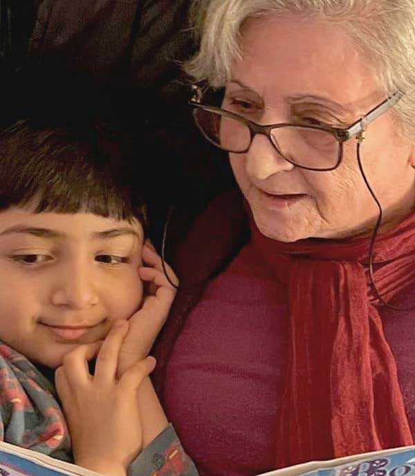 مادر خواهران اسکندری در کنار نوه اش