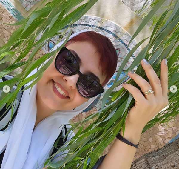 تصویر روز | درخشش آناهیتا همتی در میان بید مجنون عکس جدید آناهیتا همتی