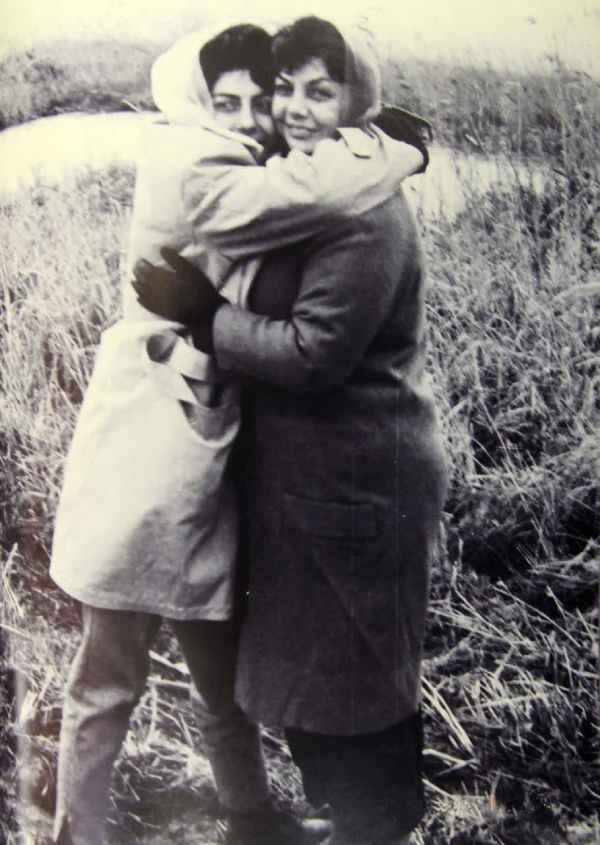 تصویر روز | عاشقانه ای از ثریا قاسمی و مادرش دهه شصت عکس ثریا قاسمی و مادرش