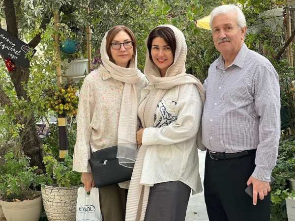 تصویر روز | خانواده پر جمعیت شاهرخ استخری در خانه پدری اش خانواده پر جمعیت شاهرخ استخری