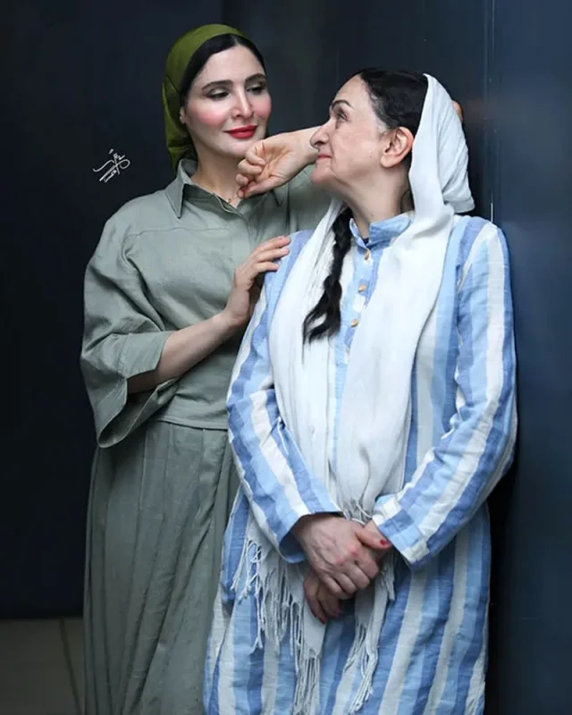 تصویر روز | عکس گلاب آدینه و نورا هاشمی در پشت صحنه سالن تئاتر 198c52c8