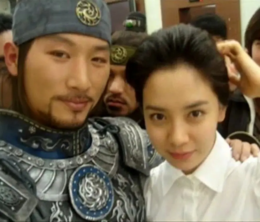 خبر روز | عکس ژست صمیمی «بانو سویا و اویی» در پشت صحنه سریال جومونگ 1fa6b8974991db212f0ae34d6e93a9d7