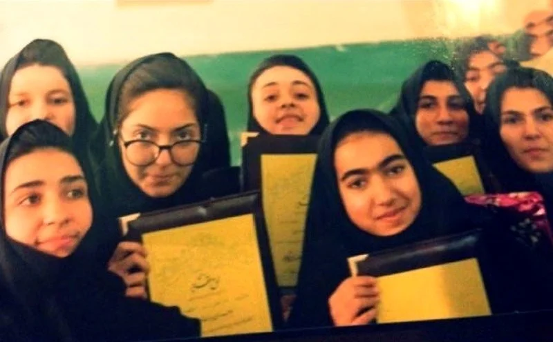 تصویر روز | عکس قدیمی از دوران مدرسه مهناز افشار در کنار همکلاسیهایش به اشتراک گذاشت! 2 1004