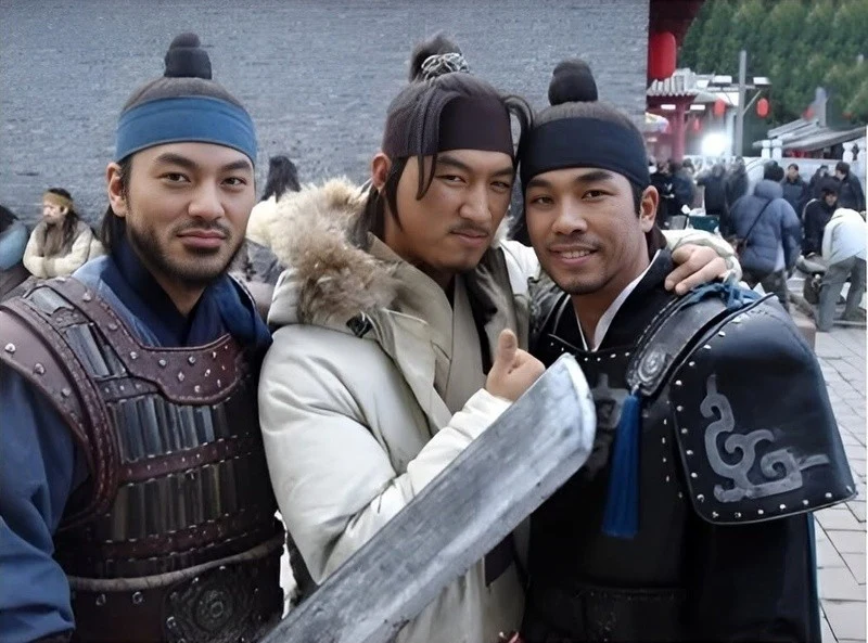 تصویر روز | عکس نارو در کنار اویی و بوبونو در پشتصحنه سریال جومونگ 2 1055