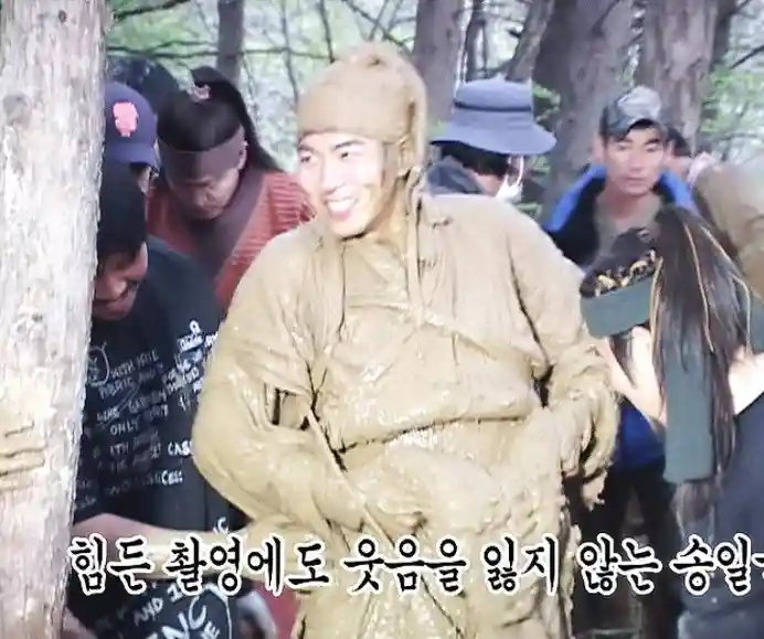 خبر روز | چهره خندان «جومونگ» بعد از بیرون آمدن از باتلاق در پشتصحنه 2 1157