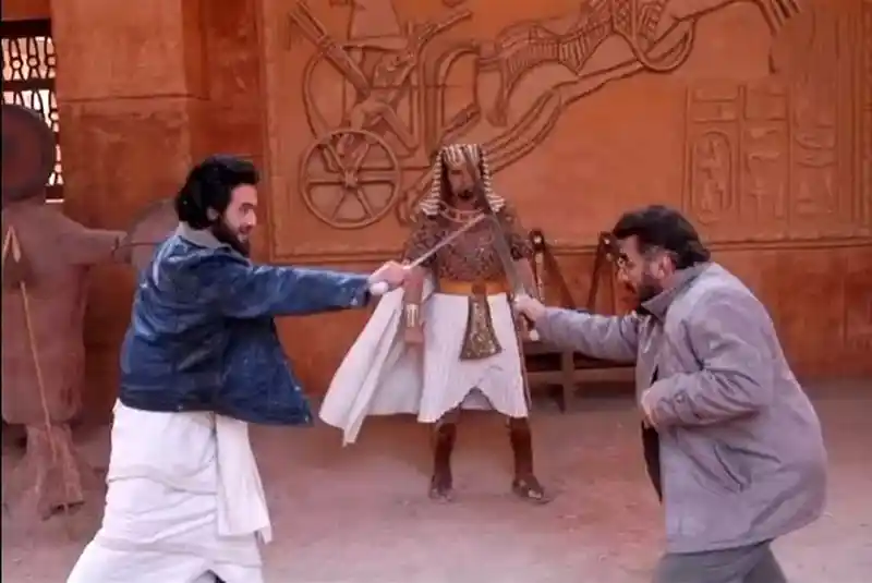 یوزارسیف و فرجالله سلحشور در حال تمرین شمشیرزنی در پشت صحنه 2 1217