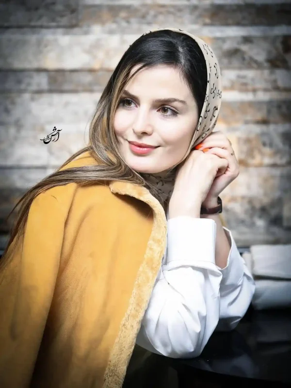 تصویر روز | غزاله اکرمی در اکران «شاه نقش»؛ بازیگر با جلیقه و پالتوی خزدار 2 3 5