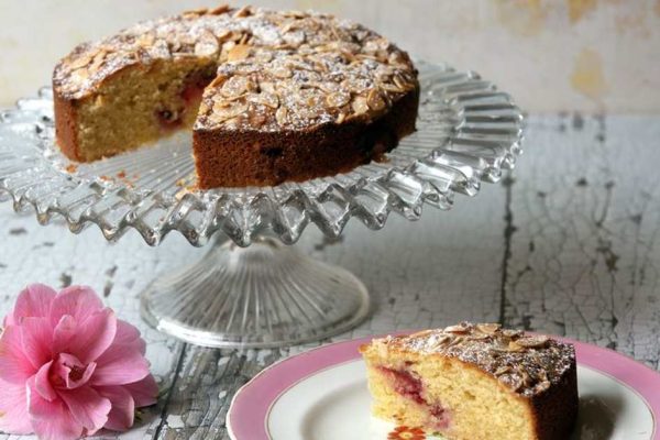 کیک توت فرنگی تابستانی: طرز تهیه یک دسر خنک و میوهای برای روزهای گرم |گلی شی طرز تهیه کیک توت فرنگی