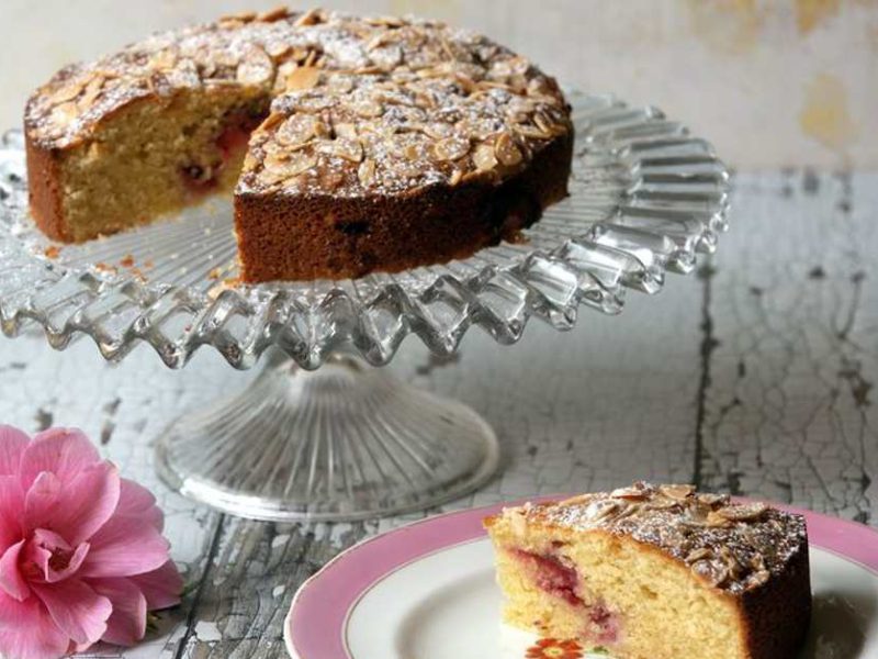 طرز تهیه کیک توت فرنگی
