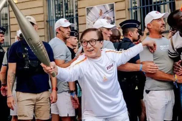 مشعل پارالمپیک‌ پاریس در دستان جکی چان