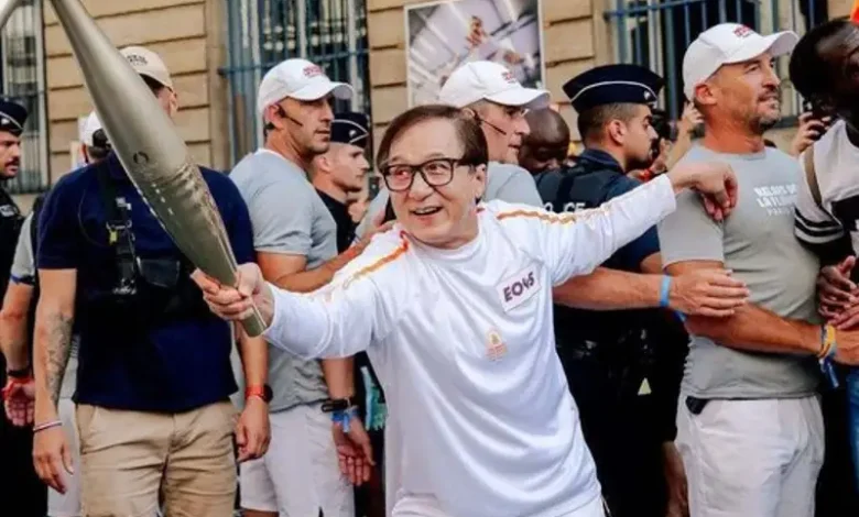 مشعل پارالمپیک‌ پاریس در دستان جکی چان