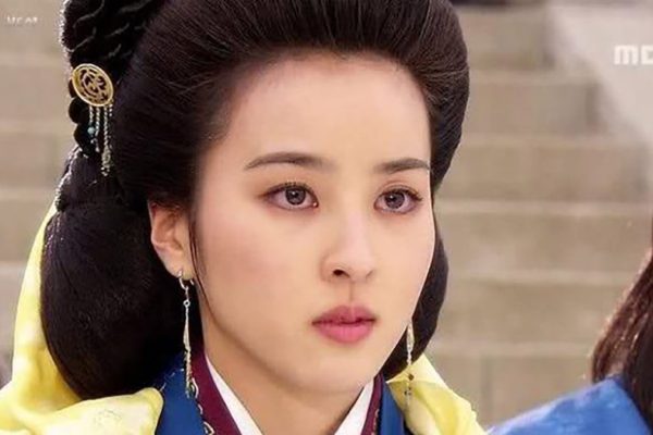 خبر روز | تصویری جذاب از سوسانو در یک نمایشگاه هنری عکسهای جذاب سوسانو در یک نمایشگاه هنری