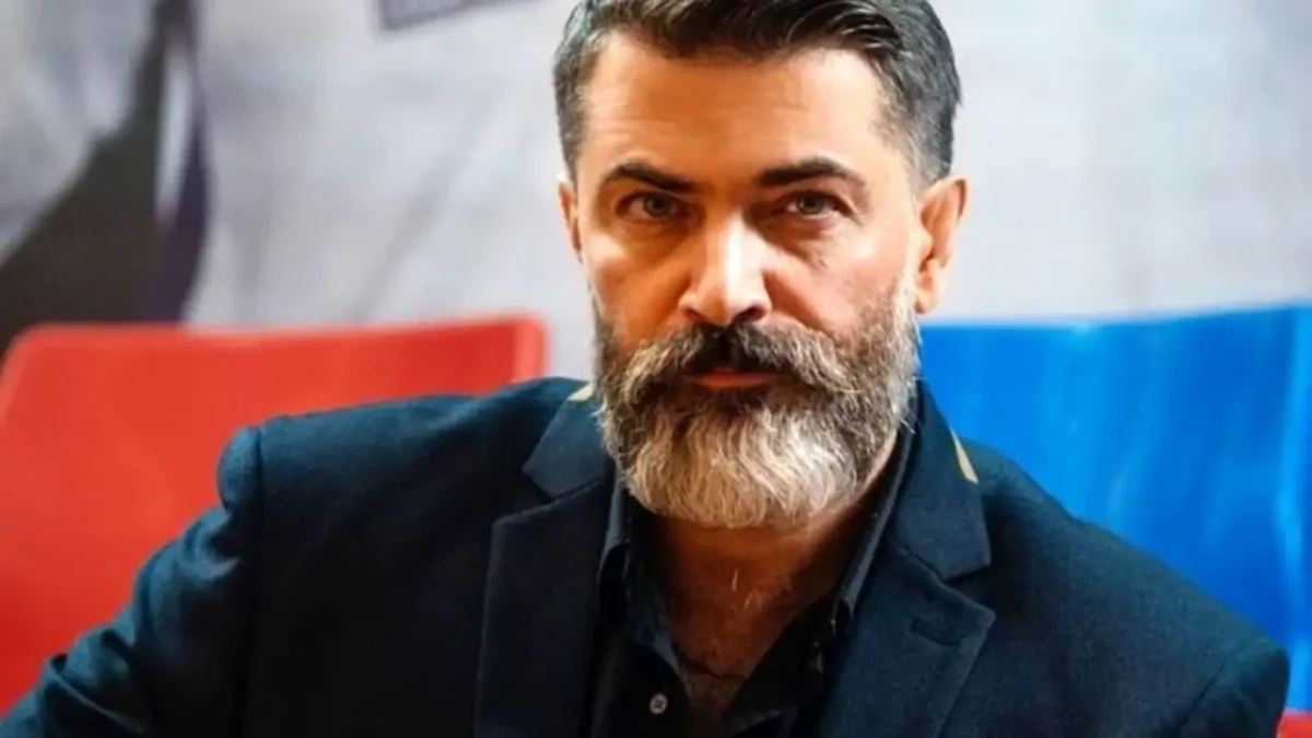 سریال های برتر | استایل جدید پارسا پیروزفر و سارا بهرامی در مراسم افتتاحیه یک نمایشگاه 1 استایل جدید پارسا پیروزفر