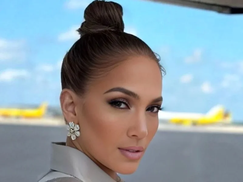 جنیفر لوپز در مصر با پوشش متفاوت جلب‌توجه کرد