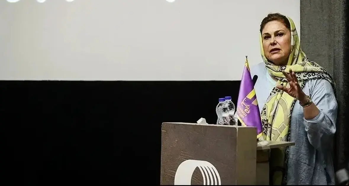 مهرانه مهینترابی؛ حضور در یادبود فردوس کاویانی بازیگر سریال های پربیننده دهه 60 2025 12 06 14 37 49 009750 meylesokhan ir 1.webp 1