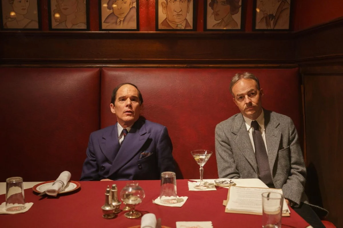 نقد فیلم Blue Moon | وقتی ریچارد لینکلیتر در میانه نورافکن‌ها سقوط می‌کند