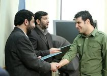 جواد عزتی در حال دریافت تقدیرنامه از «ضرغامی»