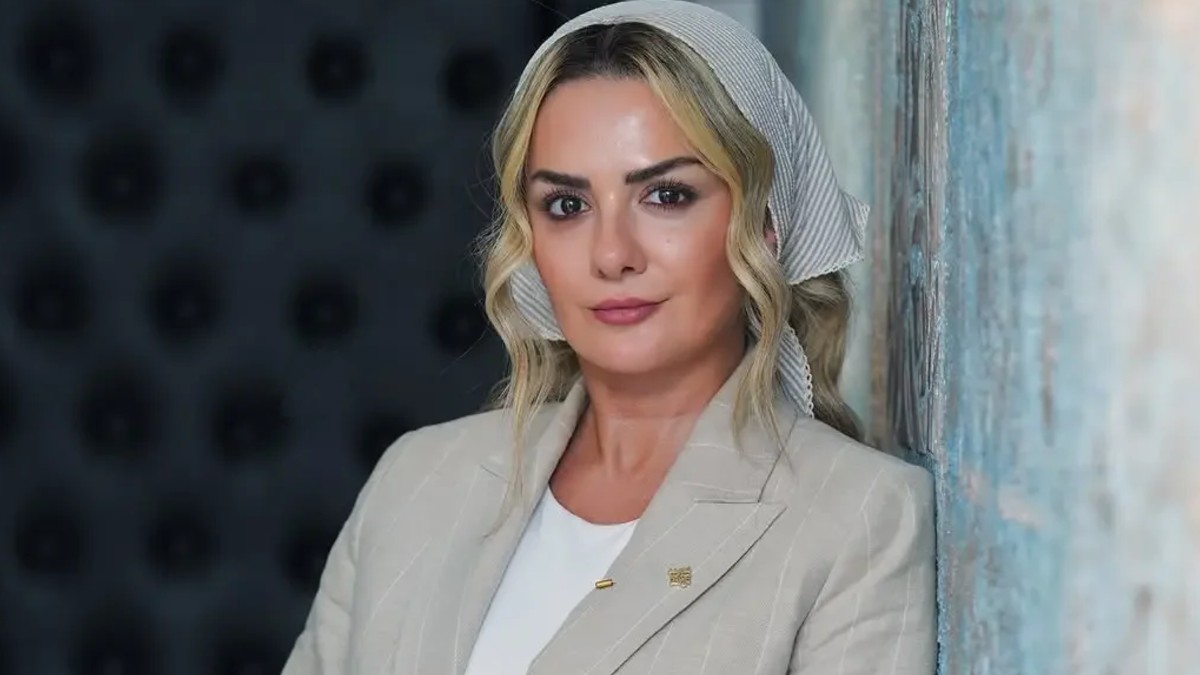 از «ترانه مادری» تا «قهوه پدری»؛ مروری بر کارنامه بیتا سحرخیز در کنار عکسهای تازه او بیتا سحرخیز در کنار خانوادههای اهداکننده عضو؛ عکسها و بیوگرافی