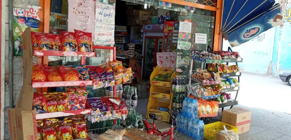 خلاقیت خنده دار بَقال اهوازی برای فرار از گرما حماسه آفرید/ مغز نیس که معدن طلاست😂👌+عکس