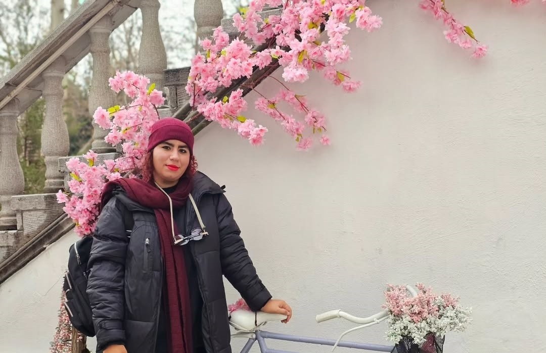 صهبا شرافتی، روناک نون. خ، در خونهای که سلیقهاش رو نشون میده نگاهی به چیدمان خونه مجردی شیک و ایرانی پسند «صهبا شرافتی» روناک سریال نون خ/ از دف نوازی خانوم بازیگر و مبلمان مدرن تا رخ نمایی فرش اصیل ایرانی