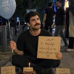 روش جالب و خنده‌دار جوان تهرانی برای گرفتن کادو از غریبه‌ها در روز تولدش!+عکس/ شگرد جالبیه از فردا همه دست به کار میشن🤣 - آموزش بافتنی و قلاب بافی در خانه | کسب درآمد با کار دستی