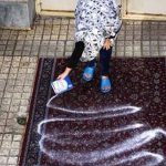 خلاقیت هوشمندانه یک مادر برای خشک کردن سریع‌تر فرش خیس