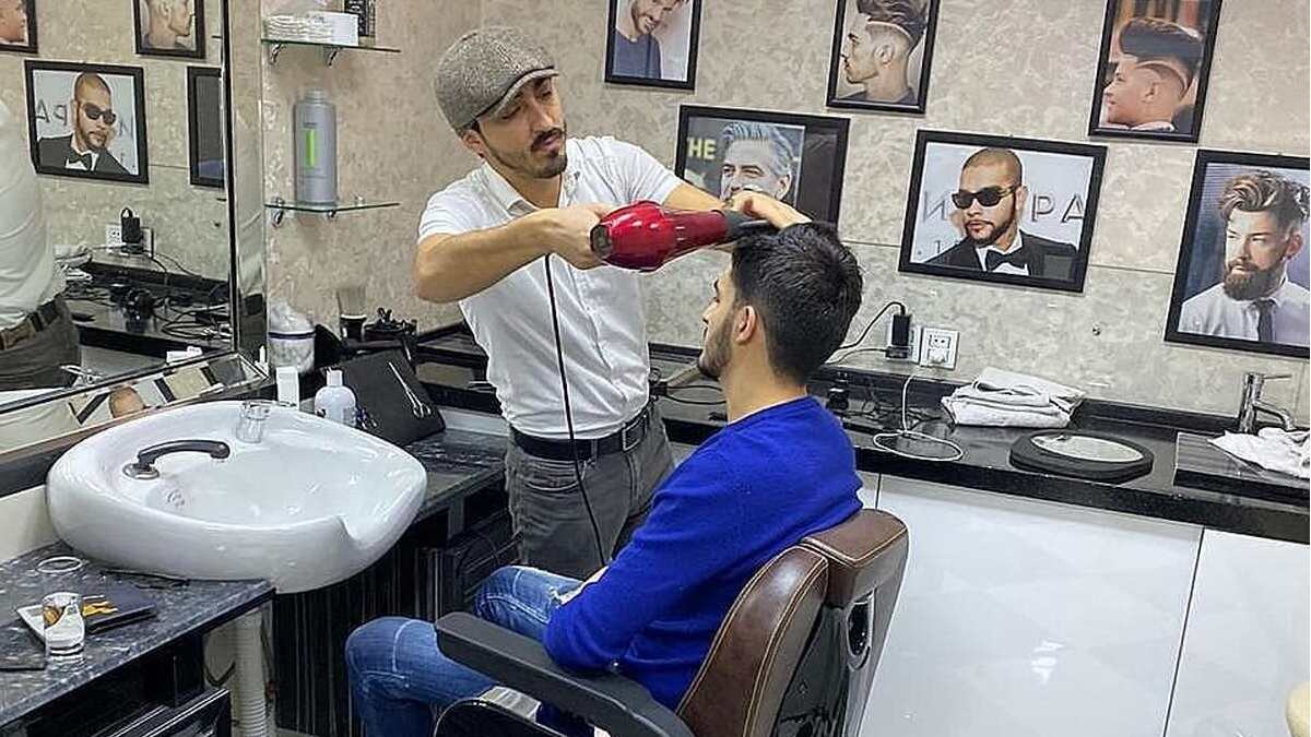 این آرایشگر داماد را زیر و رو کرد! تغییر قیافه باورنکردنی او بعد از میکاپ
