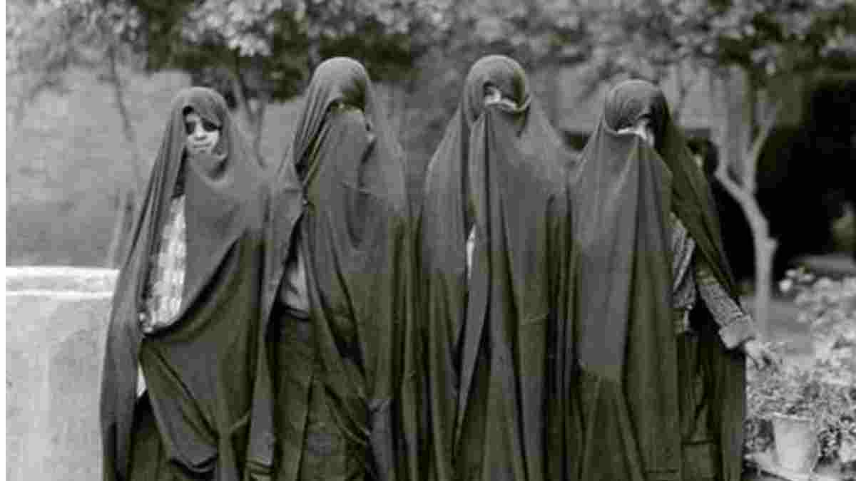 حجاب متفاوت زنان در ۱۰۰ سال قبل؛ عکسهای تاریخی که کمتر دیده شدهاند حجاب متفاوت زنان در ۱۰۰ سال قبل؛ عکسهای تاریخی که کمتر دیده شدهاند