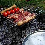 خلاقیت عجیب مادر ایرانی برای درست کردن کباب برگ؛ این مدل پخت همه را شگفت‌زده کرد