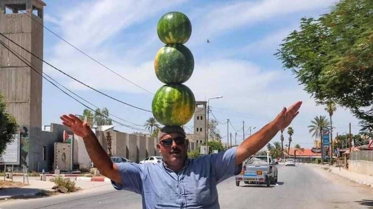 هندوانه‌فروش سمنانی با این ترفند عجیب مشتری جذب کرد؛ مغز نیست که معدن طلای خالصه! + عکس 😂