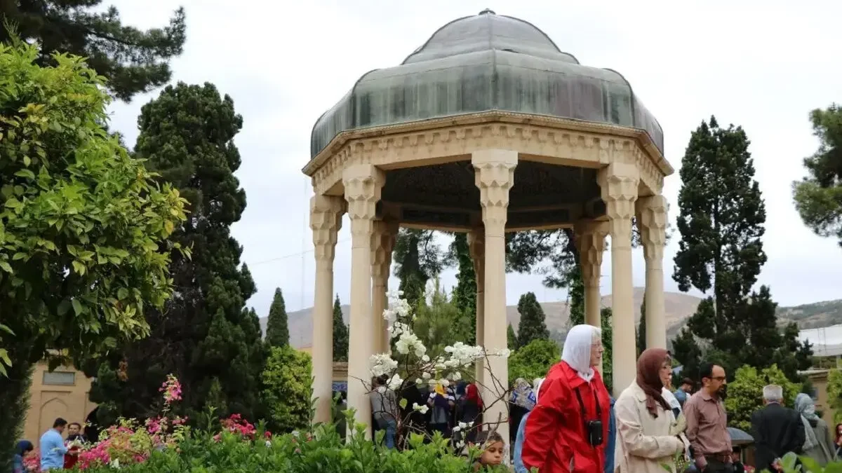فال حافظ امروز یکشنبه ۳ آبان ۱۴۰۵؛ نیت کنید و تعبیر غزل خود را بخوانید