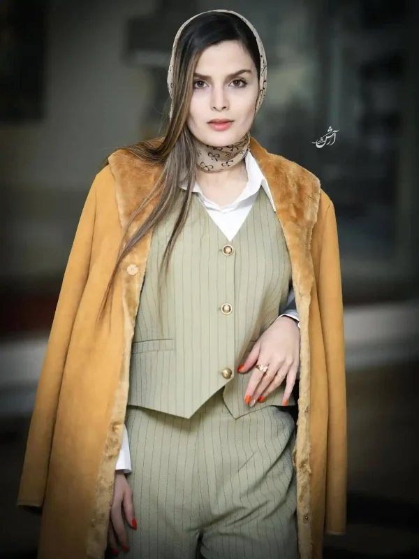 تصویر روز | غزاله اکرمی در اکران «شاه نقش»؛ بازیگر با جلیقه و پالتوی خزدار 3 1 13