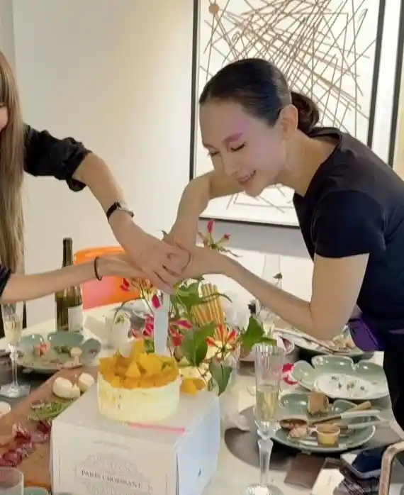 خبر روز | عکس دیدنی «بانو جمی» در سریال امپراتور دریا در 57 سالگی 3 1 9