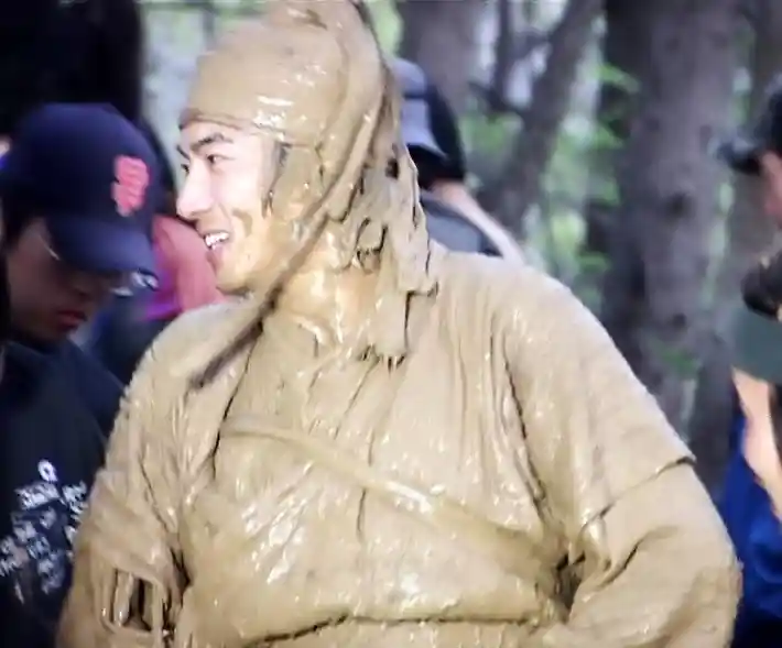 خبر روز | چهره خندان «جومونگ» بعد از بیرون آمدن از باتلاق در پشتصحنه 3 568