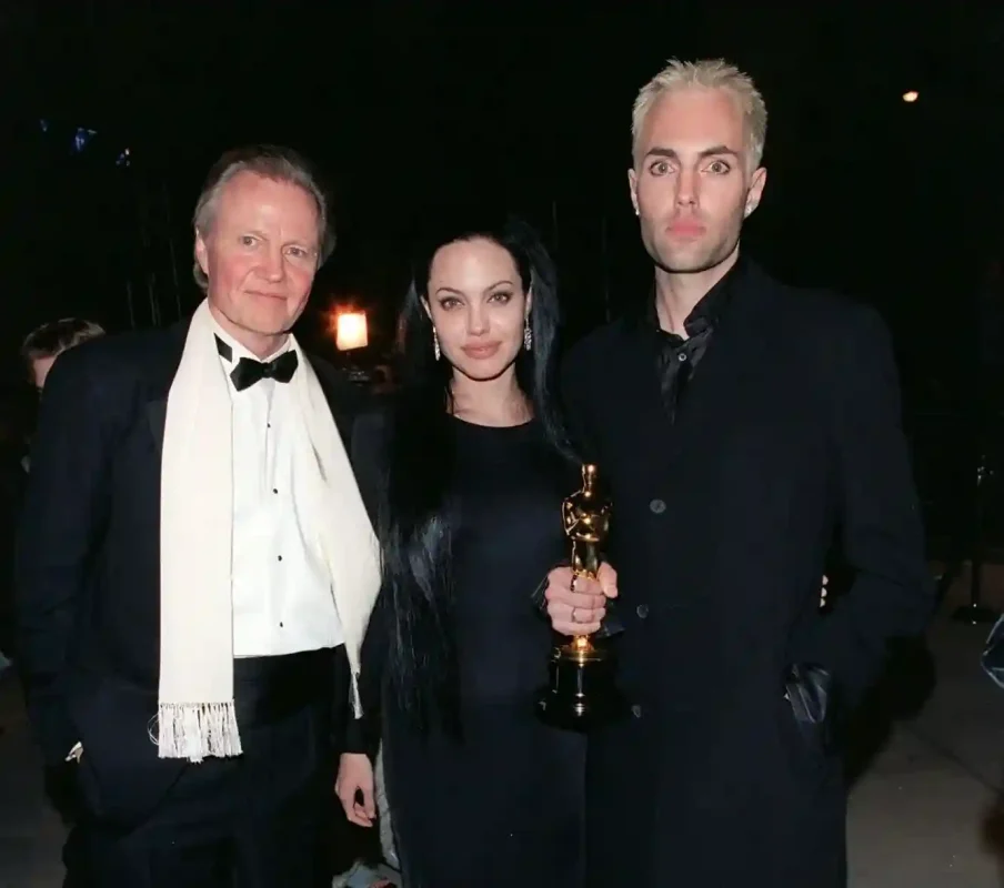 سفر در زمان| عکس «آنجلینا جولی» به همراه پدر و برادرش بعد دریافت جایزه اسکار 32 76