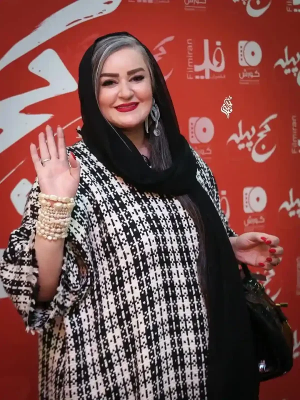 تصاویری از استایل کلاسیک «نعیمه نظامدوست» در اکران کجپیله با پالتوی چهارخانه 34 85