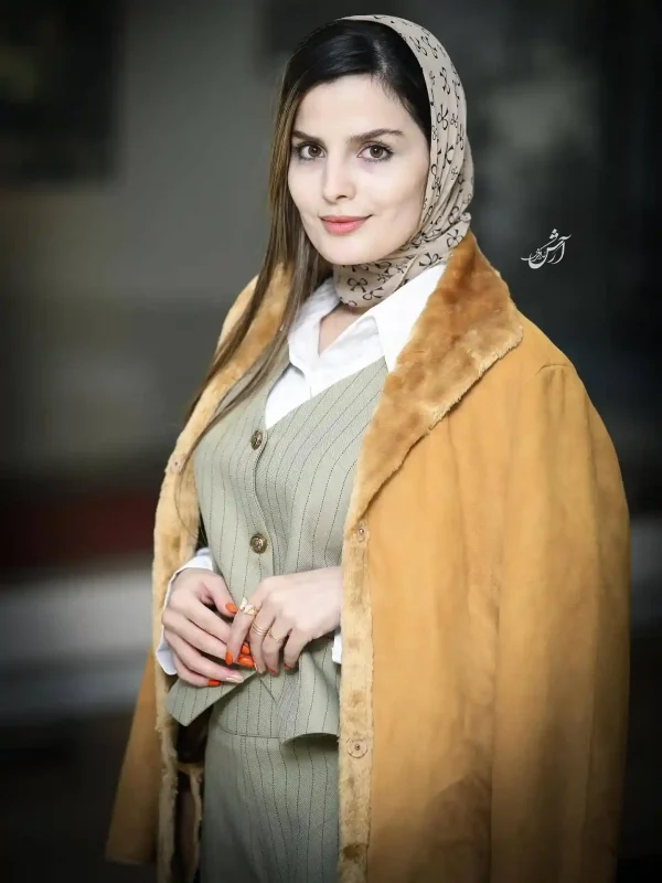 تصویر روز | غزاله اکرمی در اکران «شاه نقش»؛ بازیگر با جلیقه و پالتوی خزدار 4 1 4