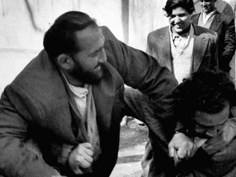 شعبان بی مخ در حال چرخاندن عکس شاه در تهران؛ 28 مرداد 1332 + عکس