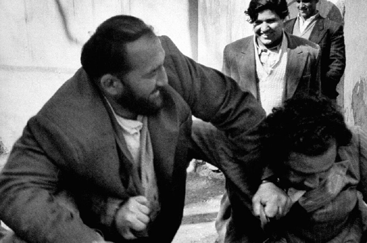 سفر در زمان | شعبان بی مخ در حال چرخاندن عکس شاه در تهران؛ 28 مرداد 1332 + عکس شعبان بی مخ در حال چرخاندن عکس شاه در تهران؛ 28 مرداد 1332 + عکس