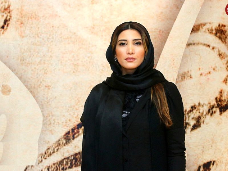 پوشش خاص و مُد روز «نیکی مظفری» در نمایشگاه برادر گلشیفته