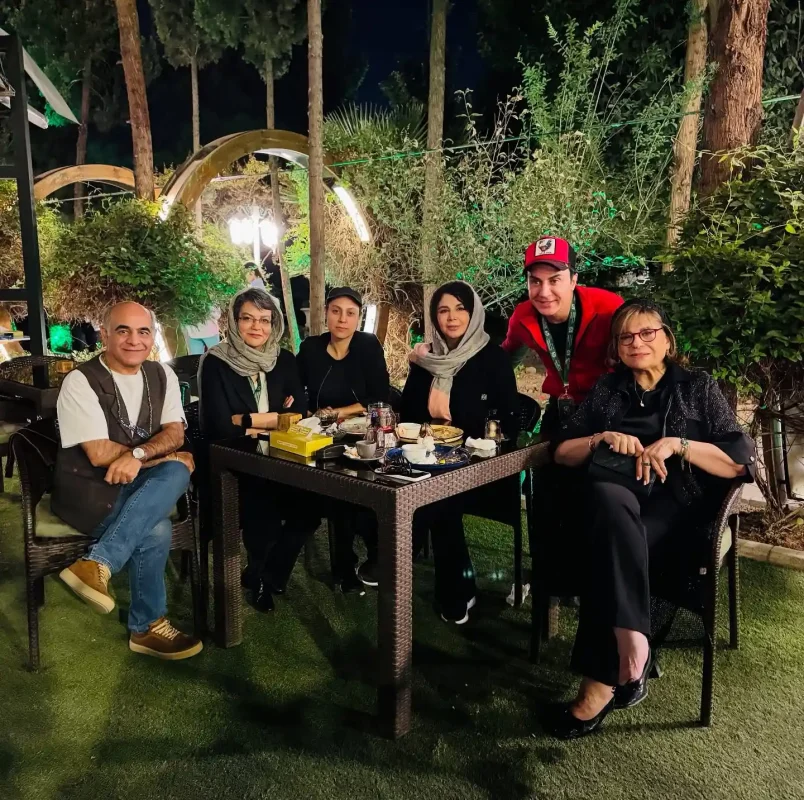 خبر روز | عکس دورهمی چند هنرمند مشهور ایران در یک کافه 5 202